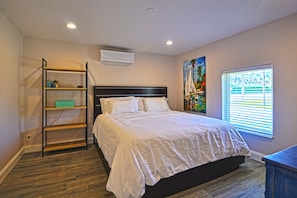 4 bedrooms, desk, iron/ironing board, free WiFi - House on a Canal, walk to Zoo, Science Museum & Park (West Palm Beach)