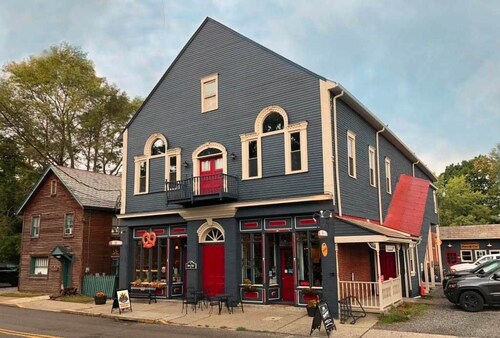 Thoughtfully decorated 3 bedroom Home in Historic Harmony