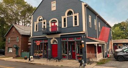 Thoughtfully decorated 3 bedroom Home in Historic Harmony