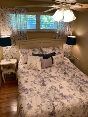 3 bedrooms, iron/ironing board, travel cot, free WiFi - Thoughtfully decorated 3 bedroom Home in Historic Harmony (Harmony)