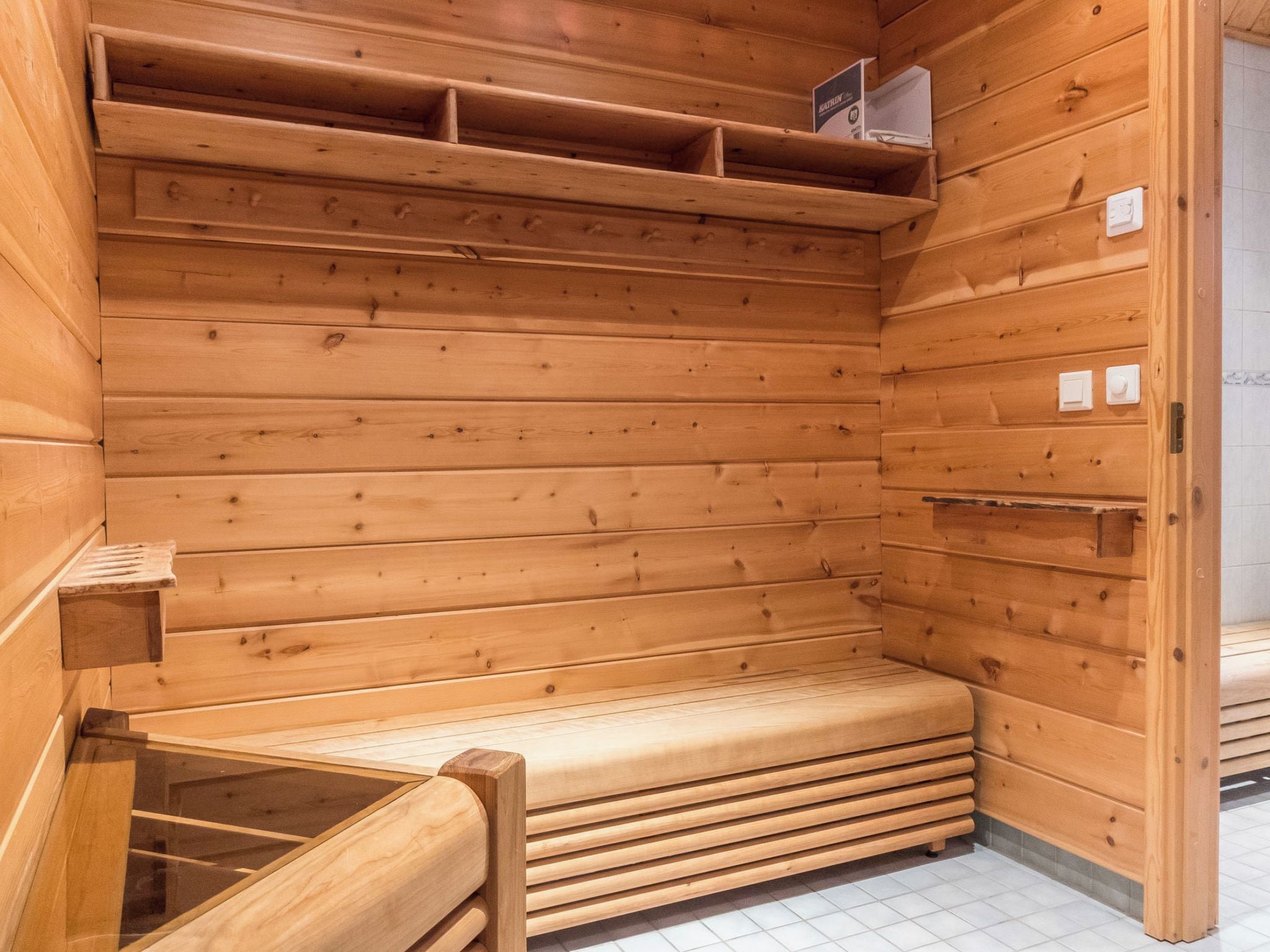Puisesta laudelankusta ja hyllyistä rakennettu sauna.