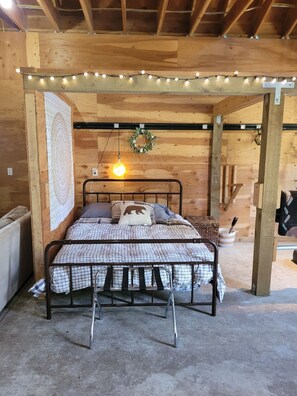 2 bedrooms, free WiFi, bed sheets - Maggie’s Barn & Bunkhouse (Kalispell)