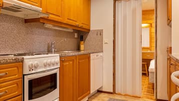 Fridge, microwave, dishwasher, cookware/dishes/utensils