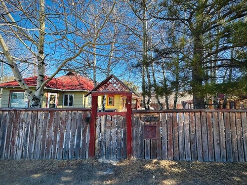 In-Town Home, Hot Tub, Wifi, Minutes to Ski Hill