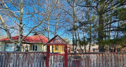 In-Town Home, Hot Tub, Wifi, Minutes to Ski Hill