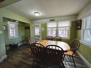 Dining - In-Town Home, Hot Tub, Wifi, Minutes to Ski Hill (Red Lodge)