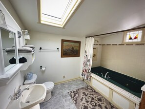 Bathtub, hair dryer, towels - In-Town Home, Hot Tub, Wifi, Minutes to Ski Hill (Red Lodge)