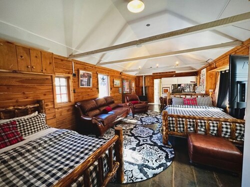 In-Town Home, Hot Tub, Wifi, Minutes to Ski Hill