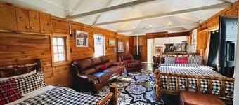 In-Town Home, Hot Tub, Wifi, Minutes to Ski Hill