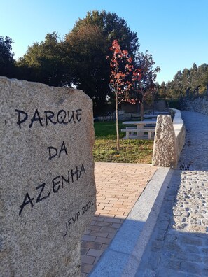 Une plaque en pierre portant les inscriptions « PARQUE DA AZENHA » et « JUIN 2021 ».