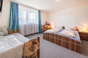 Ein Schlafzimmer mit zwei Betten, einem Schreibtisch und einem Stuhl.