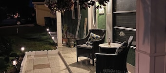 Beautiful private 4 bed family home w/pool . Sleep 10 people