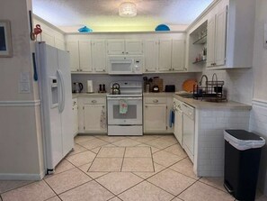 Kylskåp, mikrovågsugn, diskmaskin och kaffe- och tebryggare