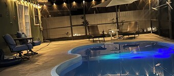 Beautiful private 4 bed family home w/pool . Sleep 10 people