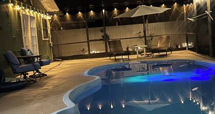 Beautiful private 4 bed family home w/pool . Sleep 10 people