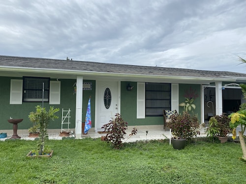 Beautiful private 4 bed family home w/pool . Sleep 10 people