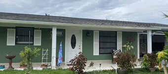 Beautiful private 4 bed family home w/pool . Sleep 10 people