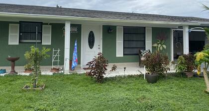 Beautiful private 4 bed family home w/pool . Sleep 10 people