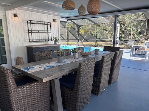 Beautiful private 4 bed family home w/pool . Sleep 10 people