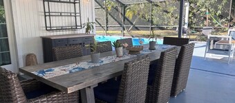 Beautiful private 4 bed family home w/pool . Sleep 10 people