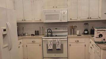 Een koelkast, een microgolfoven, een vaatwasser