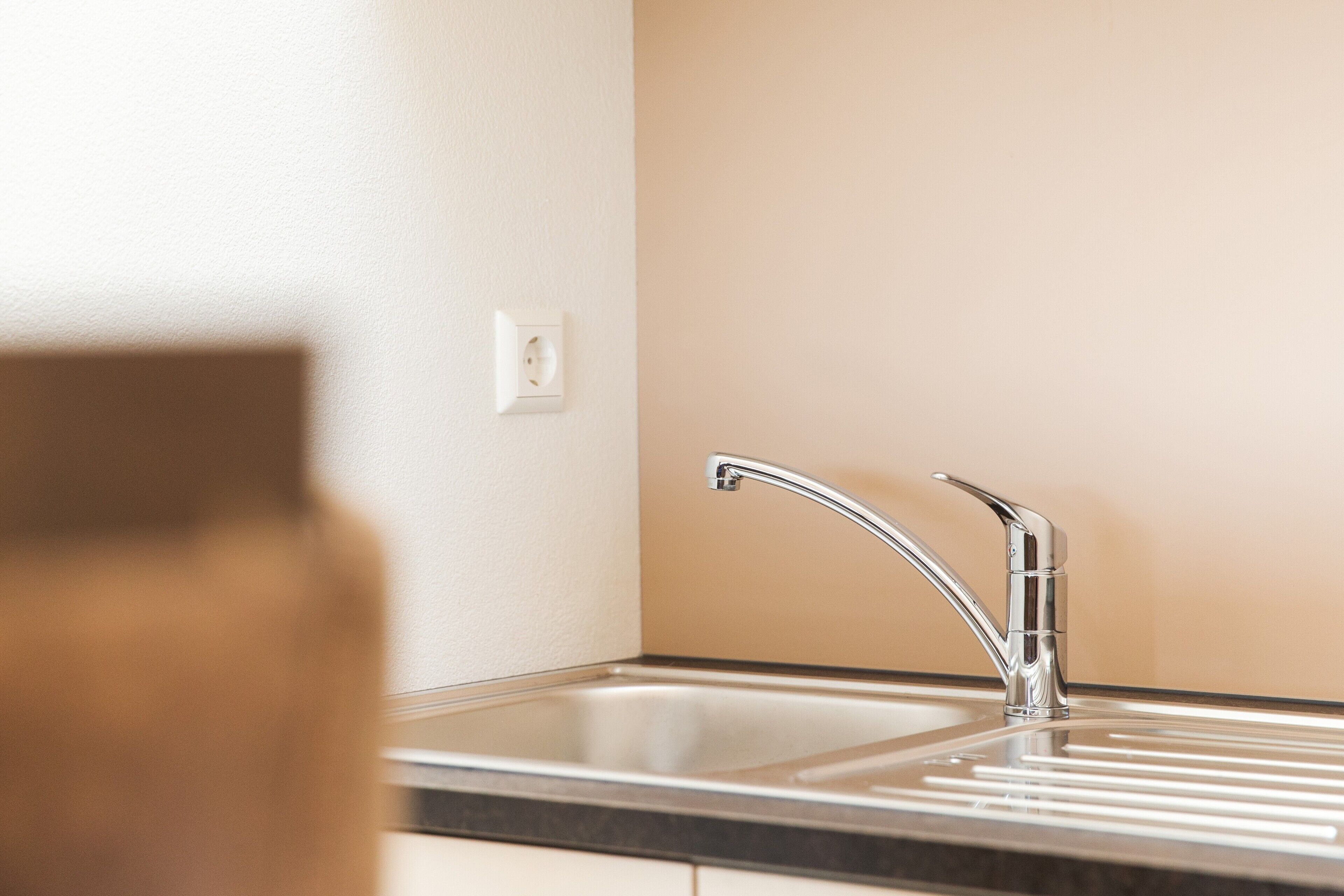 Kylskåp, mikrovågsugn, spishäll och diskmaskin