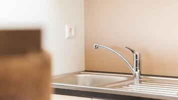 Kylskåp, mikrovågsugn, spishäll och diskmaskin