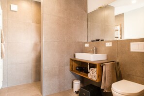 Douche, sèche-cheveux, serviettes fournies