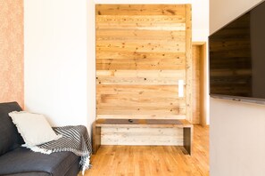 TV - Apartment "Anneliese" with Terrace, Garden & Wi-Fi (Neukirch)