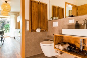 シャワー、ヘアドライヤー、タオル