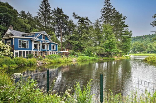 Lakefront Poconos Retreat w/ Hot Tub, Near Hiking!