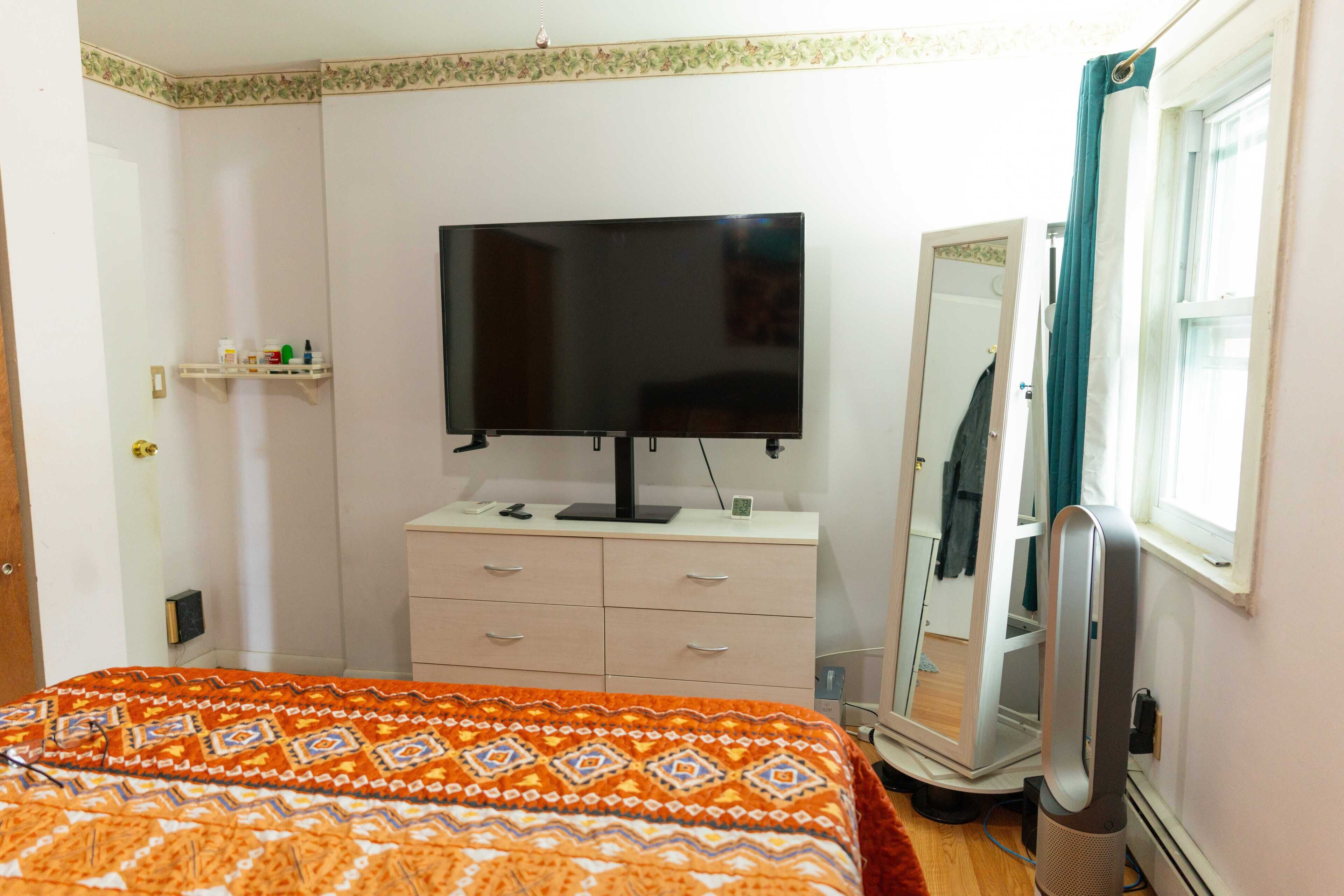 2 quartos, escrivaninha, ferros/tábuas de passar roupa