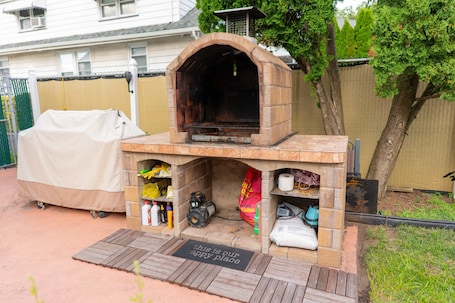 Terrace/patio. Cozy Furnished Ranch! Pet friendly! 22 min. to MetLife Stadium!