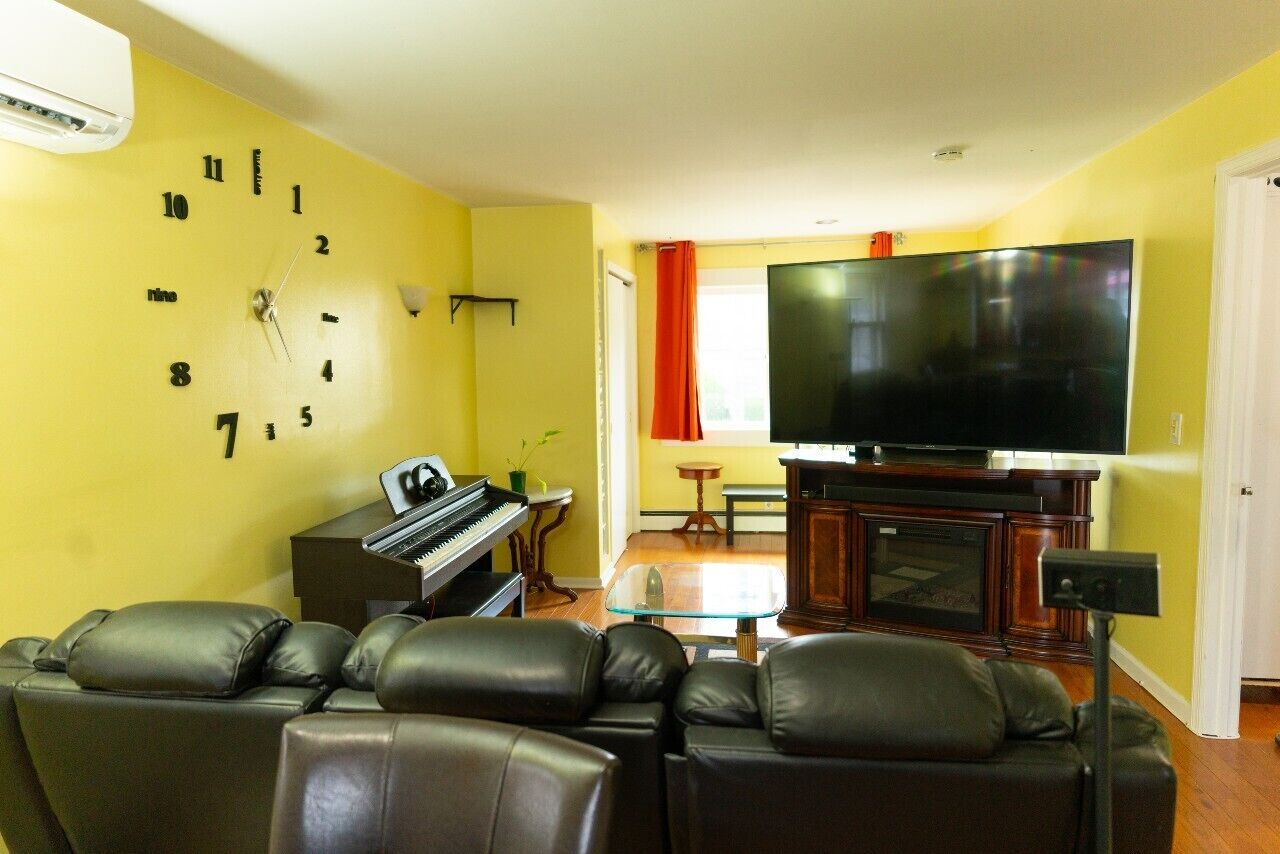 Smart-TV, Tischtennisplatte, Computerbildschirme