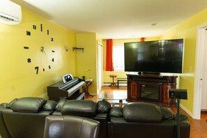 Smart TV, table tennis, computer monitors - Cozy Furnished Ranch! Pet friendly! (Fair Lawn)