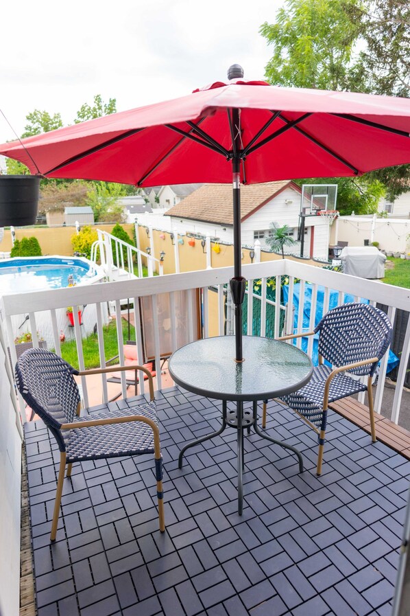 Outdoor dining - Cozy Furnished Ranch! Pet friendly! (Fair Lawn)