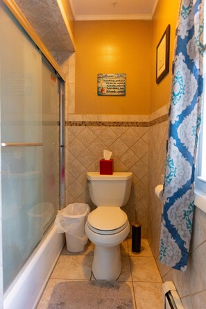 Ensemble douche/baignoire, sèche-cheveux, serviettes fournies, savon