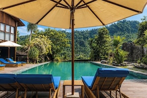 Outdoor pool, pool umbrellas, pool loungers - Kropak Sidemen (Sidemen)