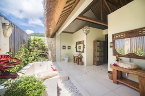 Separate bathtub and shower, rainfall showerhead, bathrobes, slippers - Villa Kropak (Sidemen)