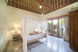 Minibar, in-room safe, desk, laptop workspace - Villa Kropak (Sidemen)