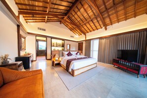 A spacious bedroom with a large bed, a TV, and a wooden ceiling. - Kropak Sidemen (Sidemen)