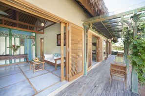 Televisión de pantalla plana, reproductor de DVD, impresora