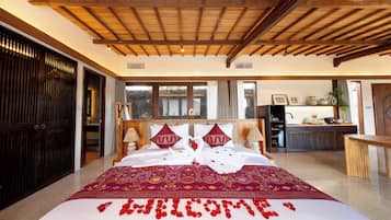 Songket Room | Frigobar, cofres nos quartos, escrivaninha