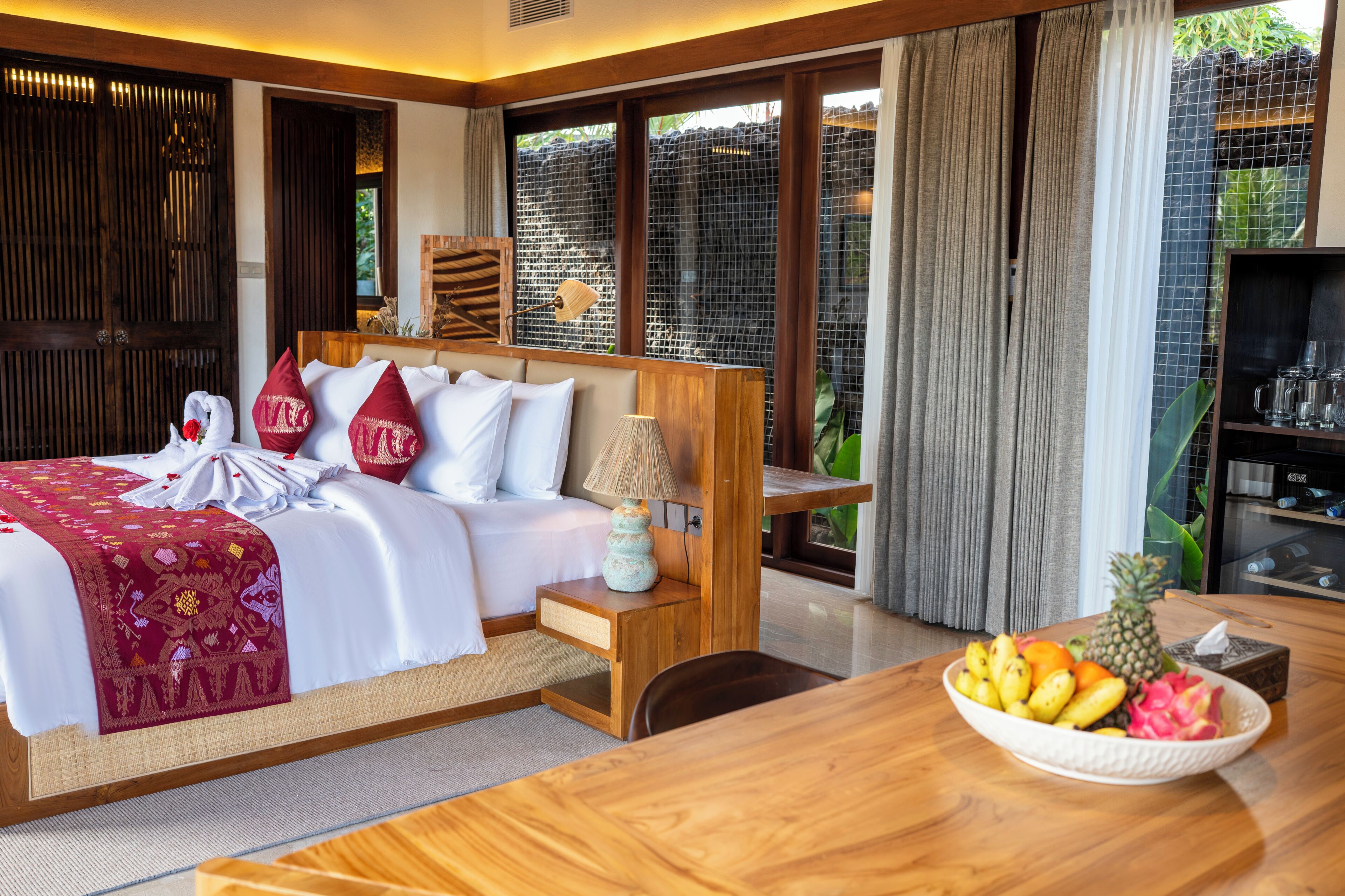Songket Room | Minibar, in-room safe, desk, laptop workspace