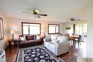 Smart TV - 1 bedroom farmhouse on 2 lovely acres on the outskirts of Bozeman, Pets Allowed (Belgrade)