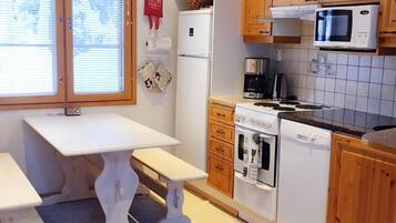 Refrigerador, microondas, lavavajillas, utensilios de cocina