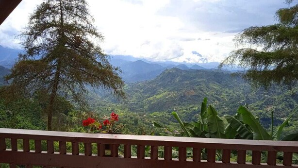Ein Balkon mit Blick auf eine Berglandschaft.