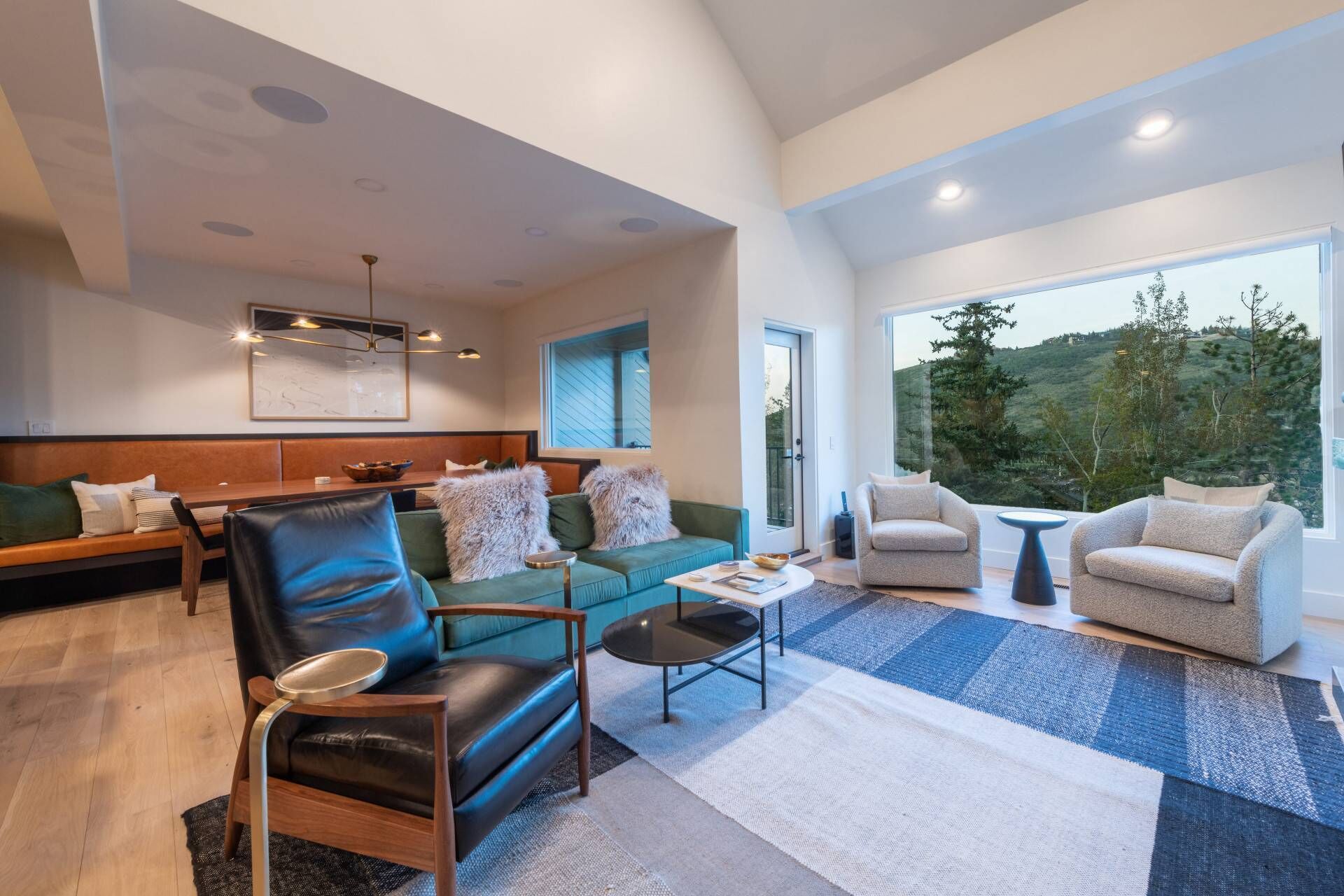 Smart TV, fireplace, stereo