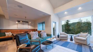 Smart TV, fireplace, stereo