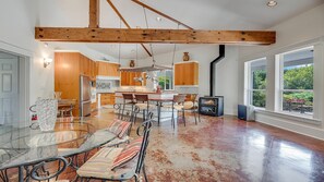 Traditional-Haus | Eigene Küche | Großer Kühlschrank, Mikrowelle, Ofen, Herdplatte